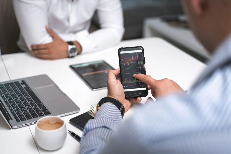 Vue de dessus d'un clavier, d'un agenda avec une note de marketing sur les réseaux sociaux et d'une tablette posés sur un bureau.